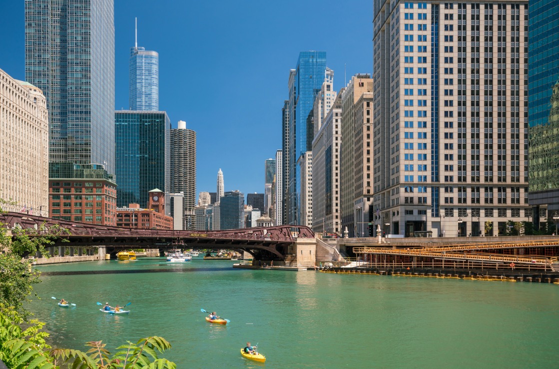 Kayaks auf dem Chicago River